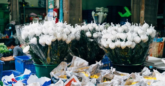 Các loại giấy gói hoa phổ biến — So sánh Kraft vs Mica vs Không dệt cho florist mua sỉ
