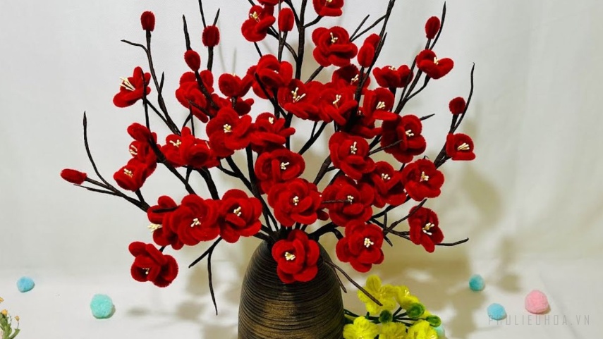 Kẹp phần nhụy hoa ở giữa để tạo thành bông hoa đào hoàn chỉnh